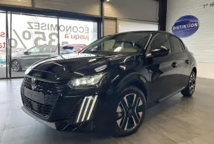 Peugeot 208 noire vue 3/4 avant droit, avec calandre noire grainée et feux LED à griffes distinctifs.