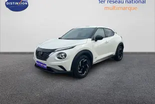 Nissan Juke blanc nacré métal en vue 3/4 avant droit, avec jantes noires et toit contrasté noir.