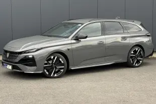 Peugeot 308 SW gris Sélénium vue de profil côté gauche, avec jantes alliage bi-tons et toit ouvrant.