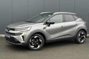 Renault Captur TCE 100 Techno gris Cassiopée/ noir en 3/4 avant droit, avec jantes alu diamantées noires et railing de toit alu.