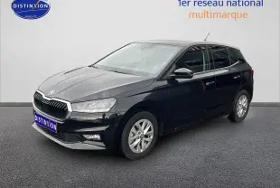 Vue 3/4 avant droite d'une Skoda Fabia noire 2025 avec jantes alu et feux LED, stationnée sur sol gris.