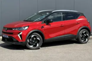 Vue de profil droit du Renault Captur E-Tech Full Hybrid 145 Techno rouge Désir avec toit noir étoilé et jantes aluminium 18 pouces.