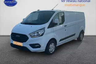 Fourgon Ford Transit Custom blanc vu en 3/4 avant droit, avec porte latérale et vitres surteintées.