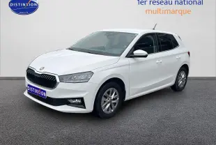 Vue 3/4 avant droite d'une Skoda Fabia blanche 2025 avec jantes alu et calandre noire distinctive.