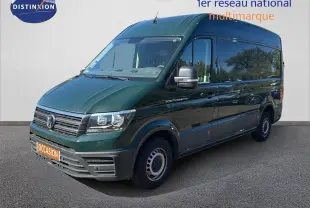 Volkswagen Crafter Fourgon vert Ontario vu en 3/4 avant droit, avec calandre chromée et feux LED visibles.