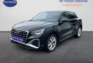Audi Q2 noir mito metal en 3/4 avant droit, avec calandre hexagonale et jantes argentées visibles.