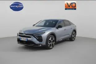 Vue 3/4 avant droit d'une Citroën C5 X gris foncé avec jantes alliage et toit noir dans un studio blanc.