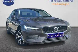 Vue 3/4 avant d'une Volvo S60 B4 gris Platinium métallisé avec calandre distinctive et jantes alliage.