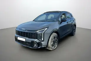 KIA Sportage 1.6 T-GDI HEV 239 GT gris eclipse, vue 3/4 avant avec toit panoramique noir et jantes alu 18 pouces.