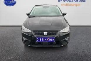 Vue frontale d'une SEAT Ibiza noir minuit avec phares full LED et calandre hexagonale distinctive.