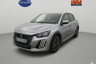 Peugeot 208 Hybrid 110 gris en 3/4 avant droit, avec calandre noire et jantes alliage 17 pouces visibles.