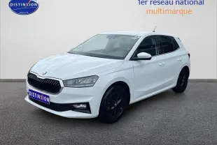 Skoda Fabia blanche vue en 3/4 avant droit avec jantes noires et vitres teintées sur fond neutre.