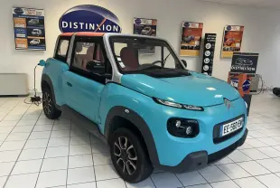 Citroën E-MEHARI cabriolet bleu clair en 3/4 avant droit avec toit en toile et jantes alliage 15 pouces.