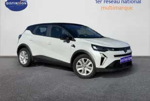 Renault Captur 2025 blanc et toit noir, vue 3/4 avant droit, avec calandre moderne et jantes argentées.