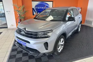 Citroën C5 Aircross Gris Artense en 3/4 avant droit, avec jantes alliage 18 pouces et calandre distinctive noire.