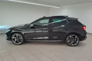 Vue de profil côté gauche d’une CUPRA Leon 2025 noire Minuit avec toit ouvrant panoramique et jupes latérales visibles.