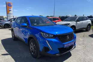 Peugeot 2008 bleu Vertigo vue 3/4 avant droit, avec calandre noire et phares LED distinctifs.
