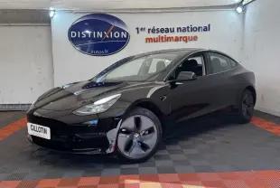 Tesla Model 3 Grande Autonomie noir, vue 3/4 avant droit dans un showroom avec sol à damiers rouge et noir.