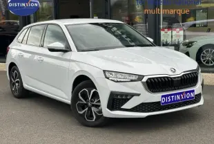 Vue 3/4 avant d'une Skoda Scala blanche Cristal avec calandre noire et jantes alliage au design distinctif.