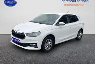 Skoda Fabia blanche vue en 3/4 avant droit, avec jantes alu et feux avant LED visibles.