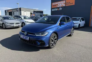 Volkswagen Polo 1.0 TSI R-Line bleu récif métallisé vue 3/4 avant droit sur parking extérieur.