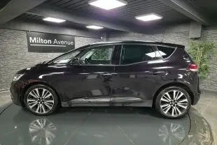 Profil côté gauche du Renault Scénic 2018 noir Améthyste avec jantes alliage 20 pouces et toit noir étoilé.