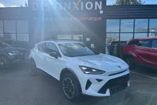 Vue 3/4 avant droite d'une CUPRA Formentor blanc neige avec jantes alliage 18'' et toits noir piano en arrière-plan showroom.