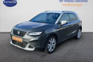 Vue 3/4 avant droite d'une SEAT Arona gris falaise métal avec toit blanc et jantes argentées.