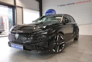 Peugeot 308 hybride noir métallisé vue 3/4 avant en intérieur avec calandre et jantes distinctives.