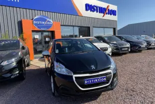 Peugeot 208 noire vue en 3/4 avant droit, avec jonc de calandre blanc, stationnée devant un concessionnaire Distinxion.