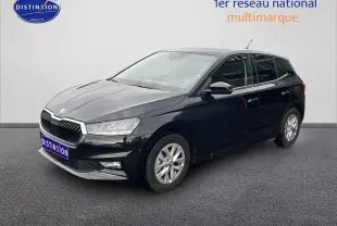 SKODA Fabia noire vue en 3/4 avant droit, avec jantes alu et vitres teintées sur fond neutre.