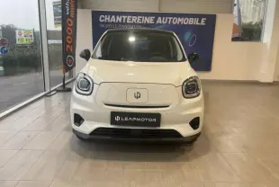 Vue frontale d'une Leapmotor T03 électrique blanc clair, avec phares LED et logo distinctif sur capot fermé.