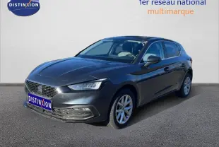 SEAT Leon 2025 gris magnétique métal vue 3/4 avant droit avec phares LED et jantes alliage.