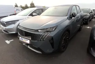 Peugeot 3008 bleu Ingaro en 3/4 avant droit, avec calandre noire distinctive et jantes alliage noires.