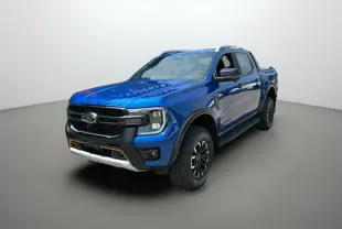 Vue 3/4 avant droit du Ford Ranger 205 Wildtrak X Pack X Rideau en bleu lightning avec calandre noire et jantes alu noires.