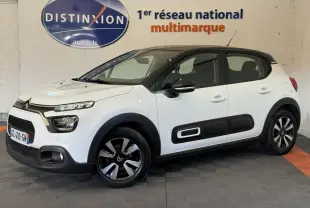 Citroën C3 blanche vue de profil droit, avec protections latérales noires et jantes bicolores distinctives.