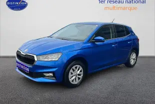 Vue 3/4 avant droite d'une Skoda Fabia bleu 2025 avec jantes alu et calandre chromée sur fond neutre.