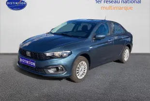 Vue 3/4 avant droite d'une Fiat Tipo 1.6 Multijet bleu métallisé avec calandre noire et enjoliveurs blancs.