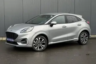 Vue 3/4 avant droit d'un Ford Puma gris Solar avec jantes alliage 17 pouces et vitres surteintées.