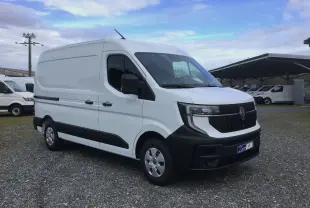 Renault Master blanc en vue 3/4 avant droit, avec calandre noire et pare-chocs noir contrastant, stationné sur gravier.