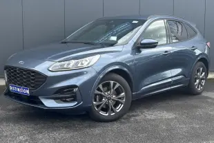 Ford Kuga 2.0 EcoBlue 120 BVA ST-Line X bleu azur en 3/4 avant droit avec jantes alliage et calandre noire.