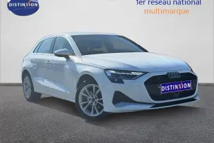 Audi A3 Sportback blanc Arkona vue 3/4 avant droit avec calandre noire et jantes alu.