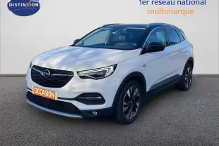 Opel Grandland X blanc toit noir en 3/4 avant droit, mettant en valeur ses lignes modernes et ses jantes foncées.