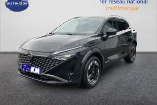 Nissan Qashqai noir perle métal en 3/4 avant droit, mettant en valeur sa calandre distinctive et ses phares LED fins.