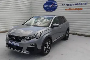 Peugeot 3008 gris vue 3/4 avant droit, avec calandre distinctive et jantes alliage bicolores.