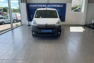 Vue de face du Citroën Berlingo blanc 2018 en showroom, avec pare-chocs noir et logo Citroën visible.