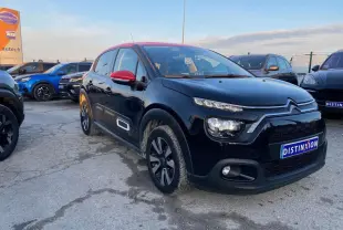 Citroën C3 Shine 2023 noir avec toit rouge, vue 3/4 avant gauche, jantes alliage et détails contrastés blancs.
