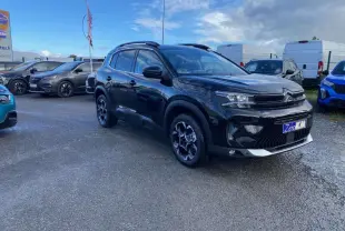 Citroën C5 Aircross noir perla en 3/4 avant droit, avec jantes alliage bi-ton et toit noir brillant.