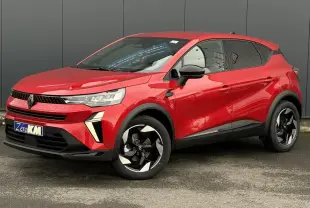 Renault Captur rouge flamme en 3/4 avant droit avec jantes aluminium noires et détails noirs brillants.