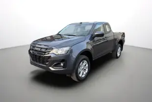 Isuzu D-MAX gris obsidian en 3/4 avant droit, avec calandre noire et jantes alu 18 pouces visibles.